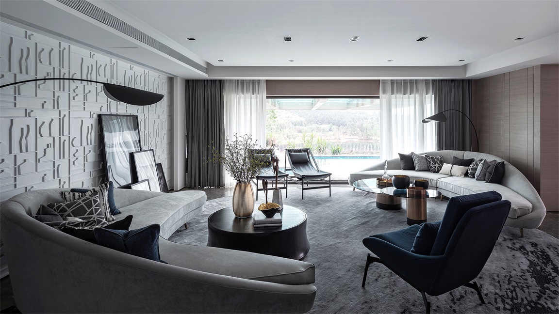 客厅的咖色布艺沙发将空间氛围渲染的稳重大气，提升了空间的精致感和高级感。