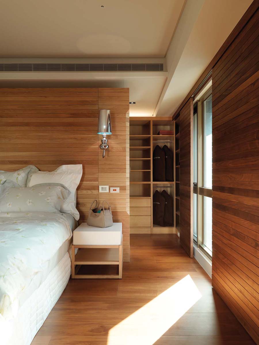 卧室以木色为背景打造，搭配现代范的家具，带来一种小资的高级档次。
