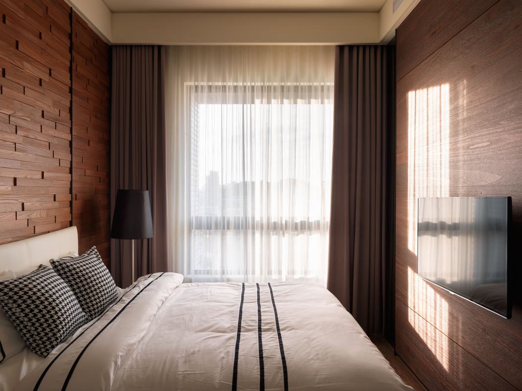 主卧使用原木色系为基调，构造出简洁的卧室空间，营造出温馨舒适的视觉氛围。