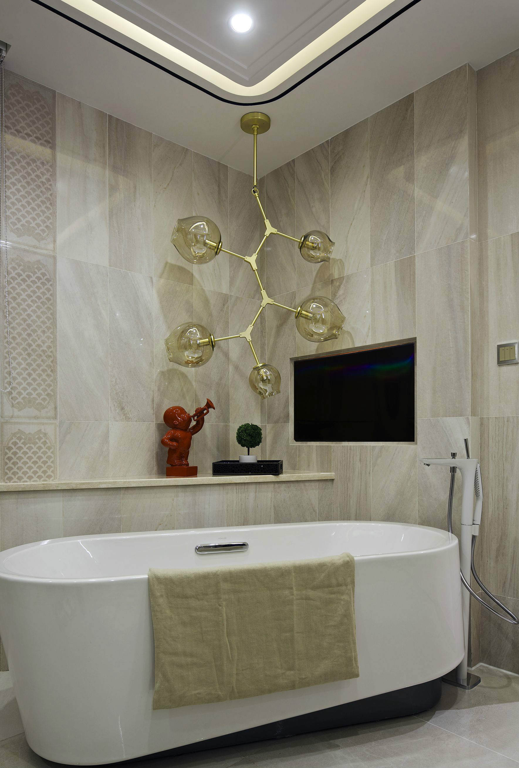 卫生间较为紧凑，白色洁具在米色空间中显得温馨而洁净，高级感十足。