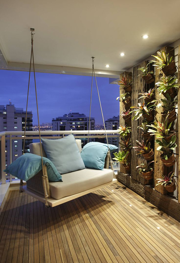 阳台具有现代感和舒适感，吊椅给人放松的既视感，绿植营造出别样的风情。