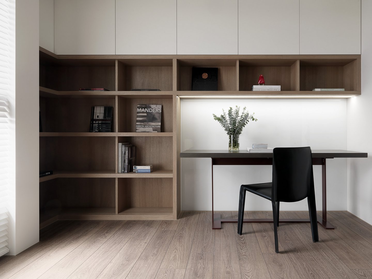 书房空间运用收纳柜墙面烘托利落氛围，搭配书桌椅，整体空间非常和谐。