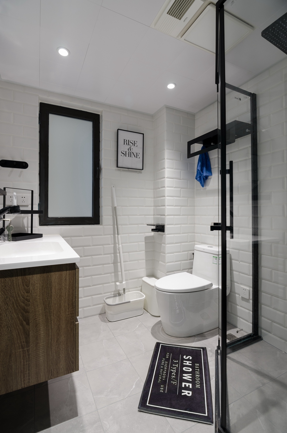 卫浴空间主题以白色为主，局部采用玻璃进行干湿分离，方便业主日常清扫打理。