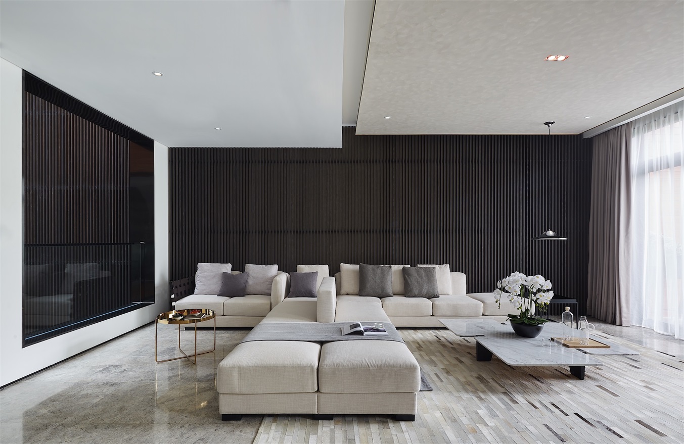 客厅以黑白色作为主基调，顶面设计简约，呈现出平静的视觉观感。