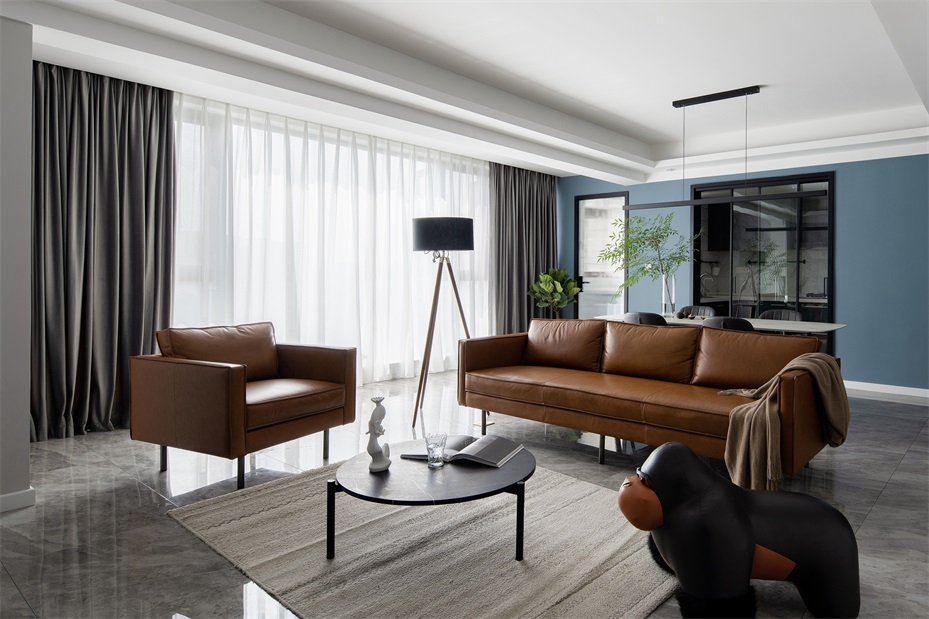 客厅是家庭的精神落脚，焦糖色皮质沙发给空间增加了温度，表现出主人对生活品质的追求和喜爱。