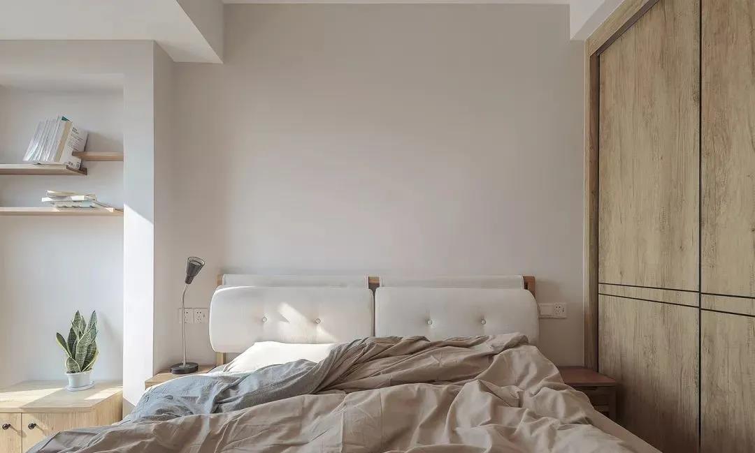 卧室线条使空间更加有层次感，白色和木色配色为空间平添一丝温润气息，