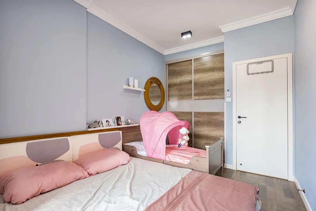 灰色背景墙低调高雅，粉色床品和儿童床，还给卧室应有的温馨与安宁。