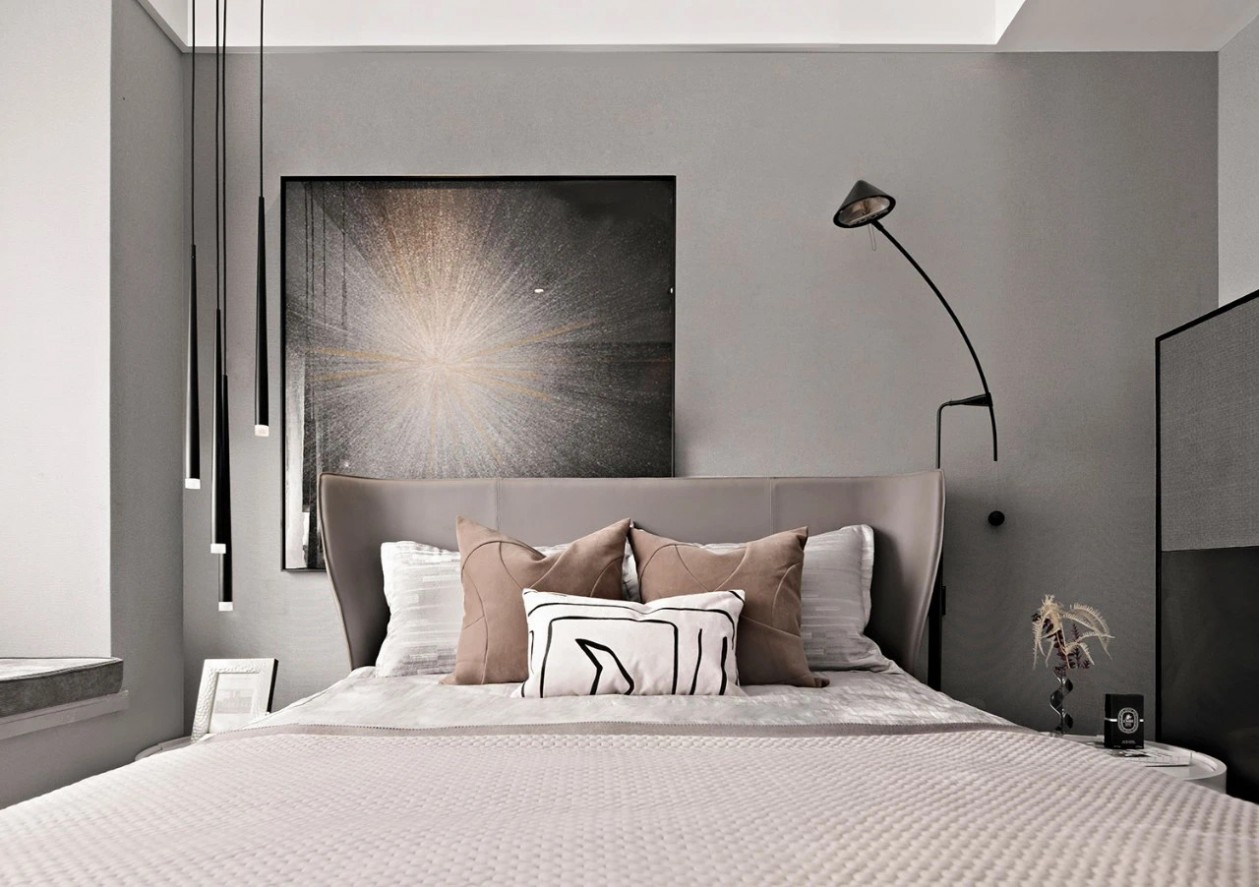 侧卧背景墙以灰色打造，垂吊灯具线条简洁，丝绒质感床头营造出精致感。