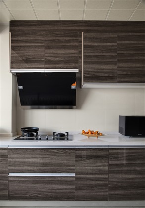 厨房基调简单，木质橱柜带来经典的轻奢风味，背景墙留白，让空间更为明朗。