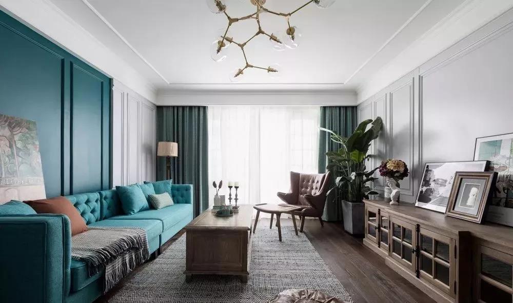 设计师挑选了纯净的蓝色作为沙发区块主色调，奠定全屋的文艺简欧范。