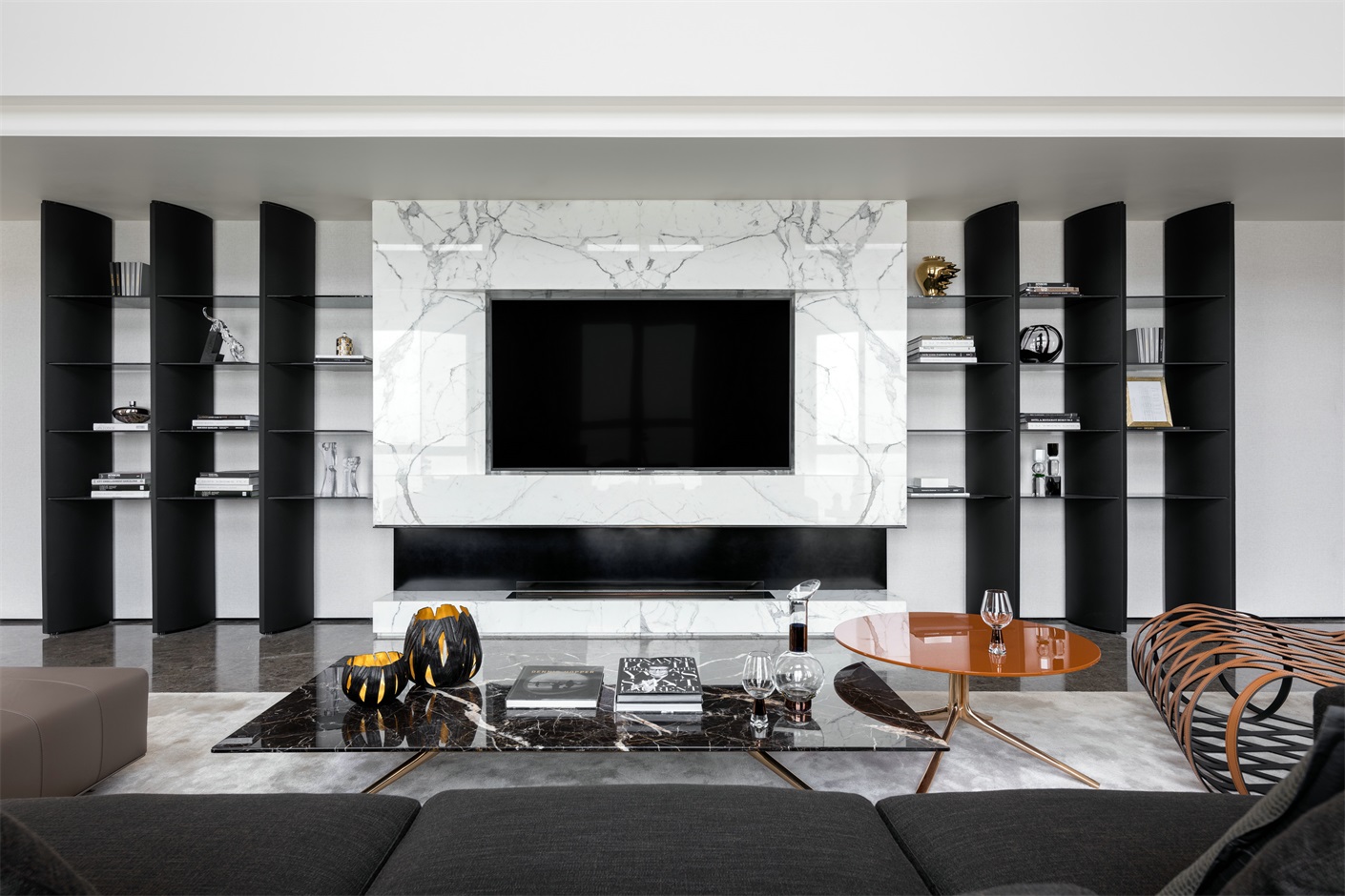 电视机背景墙以黑白色为基调，现代美学的优雅精致在空间里蔓延融合。