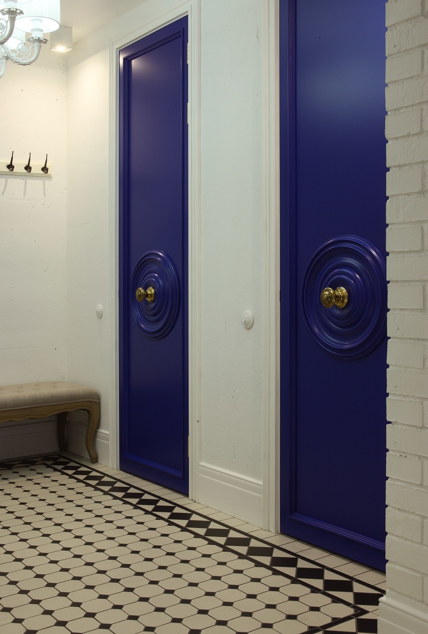 靛蓝色配上金色居中的门把手为卫生间和浴室大门营造出一种高贵、艺术感。