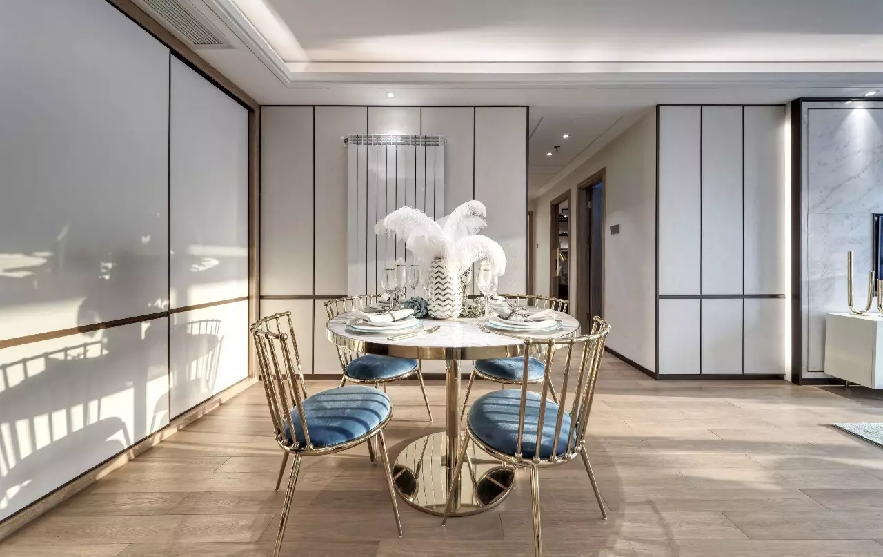 餐厅的白色背景墙与高雅的蓝色餐椅在空间邂逅，碰撞出极其高雅的用餐空间。