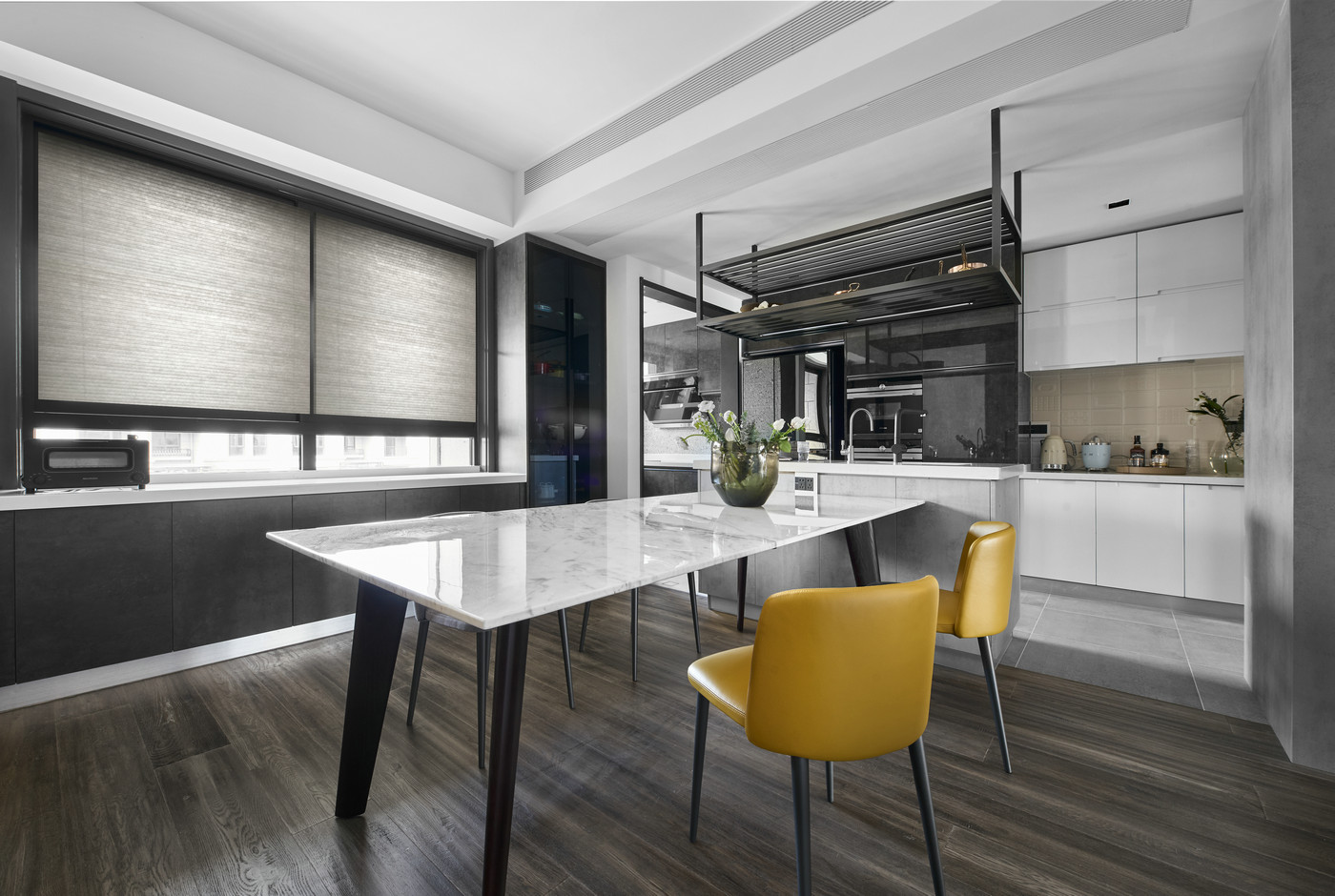 室内餐厨一体化打造，黄色餐椅点亮空间色调，使餐厅氛围更显活泼。
