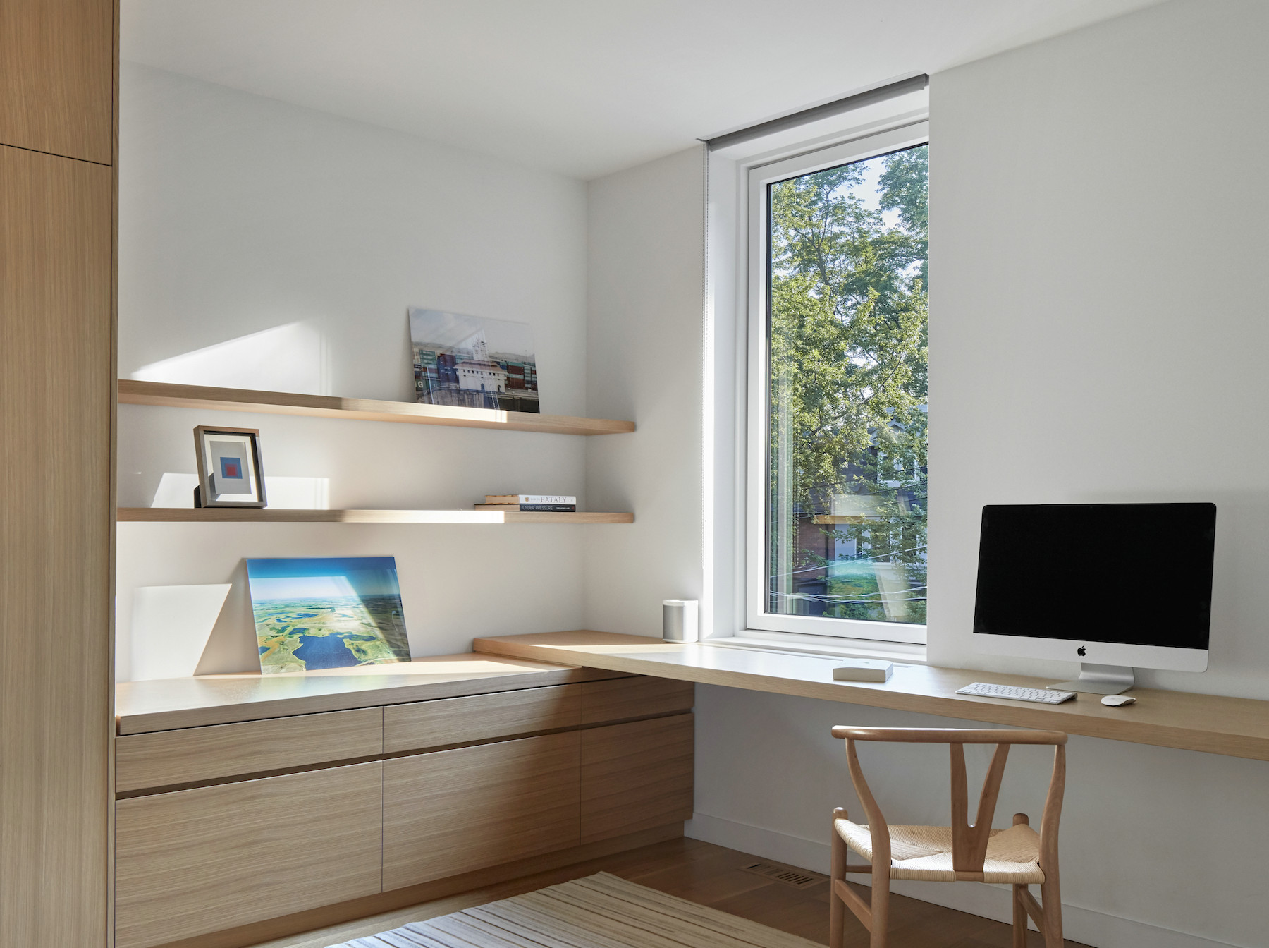 书房采用白色和木色搭配，书柜、书桌、搁台，采用一体化打造，使空间更具张力。