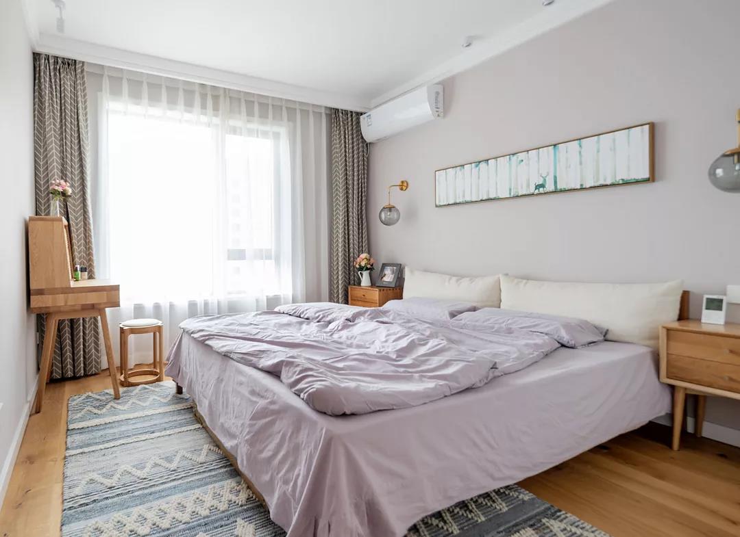 卧室以简约风格打造，布置紫色床单，结合白色枕头，前卫大胆的设计，带来一种现代高级感。