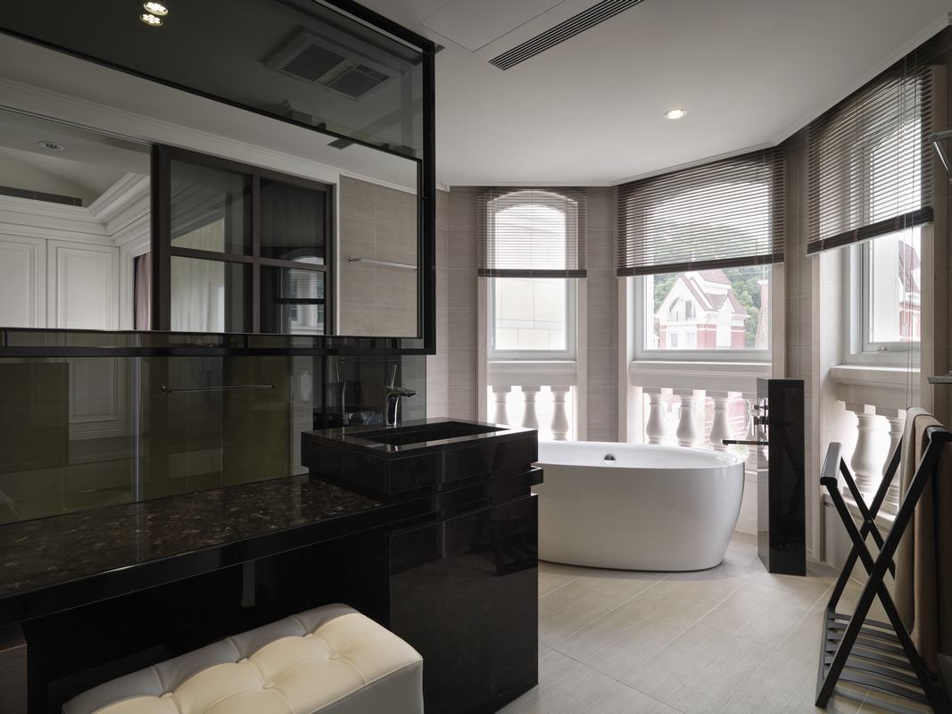 卫生间动线规划明确，黑色洗手台造型简单，质地高级，凸显欧式家居品质。