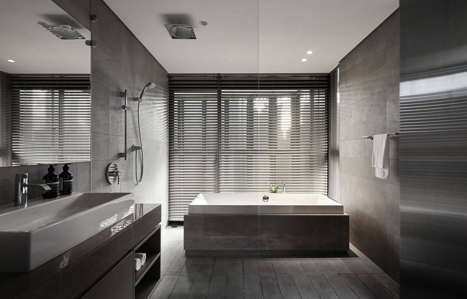沐浴空间整体以灰色为基调，干湿分离后，呈现出简约而不简单的空间氛围。