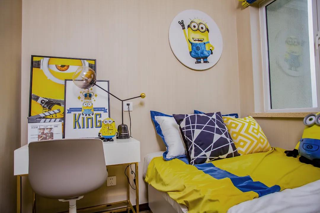 次卧儿童房设计以黄色和白色为主，采用榻榻米连橱柜设计，兼具实用性和装饰性。