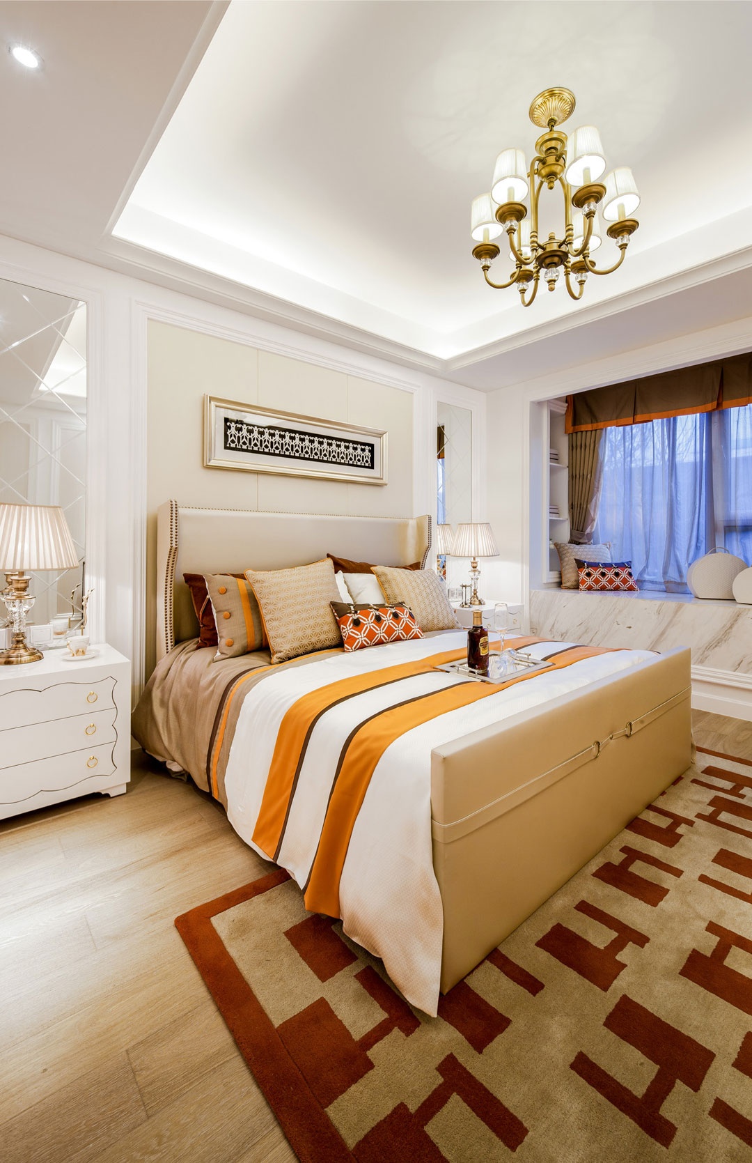 整体空间的色彩以米橘色为主，床头板墙以浅色装饰并配有艺术皮革床，精致大气。