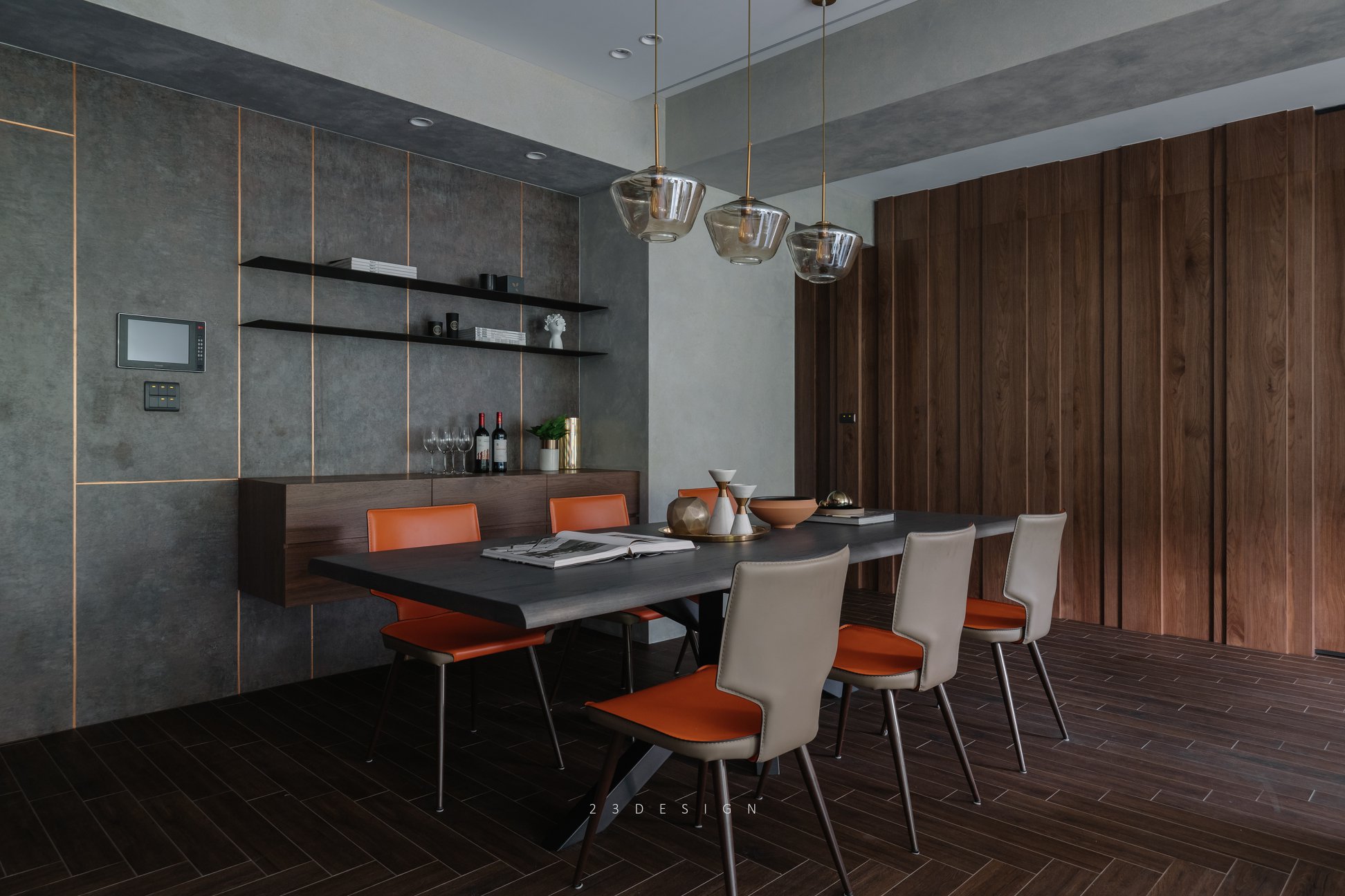 餐厅设计利落干净，餐桌椅通过沉稳的木质材质结合橘色元素，营造出温馨感。