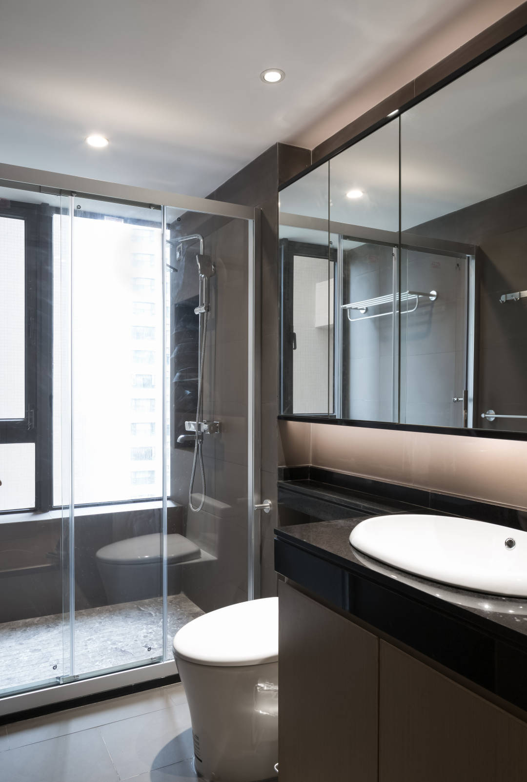 卫生间采光较好，使用了干湿分离设计，在洗手台镜面的烘托下，空间显得更为明朗。