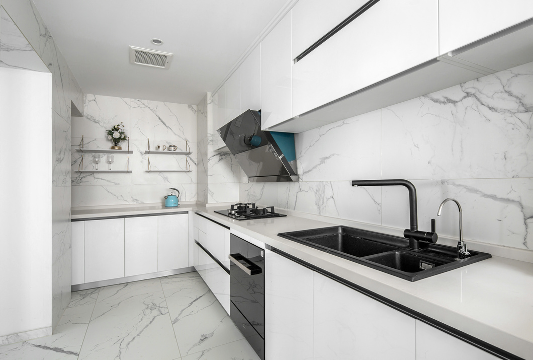 厨房以淡雅的色调为主，白色橱柜线条干净利落，让空间更加温馨浪漫。