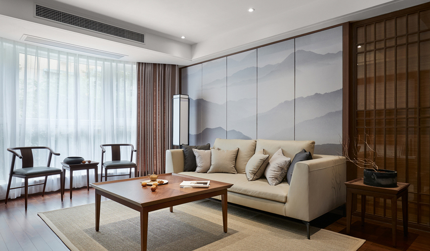 客厅无主灯设计，空间中利用用木色做点缀，提升了空间的观感温度。