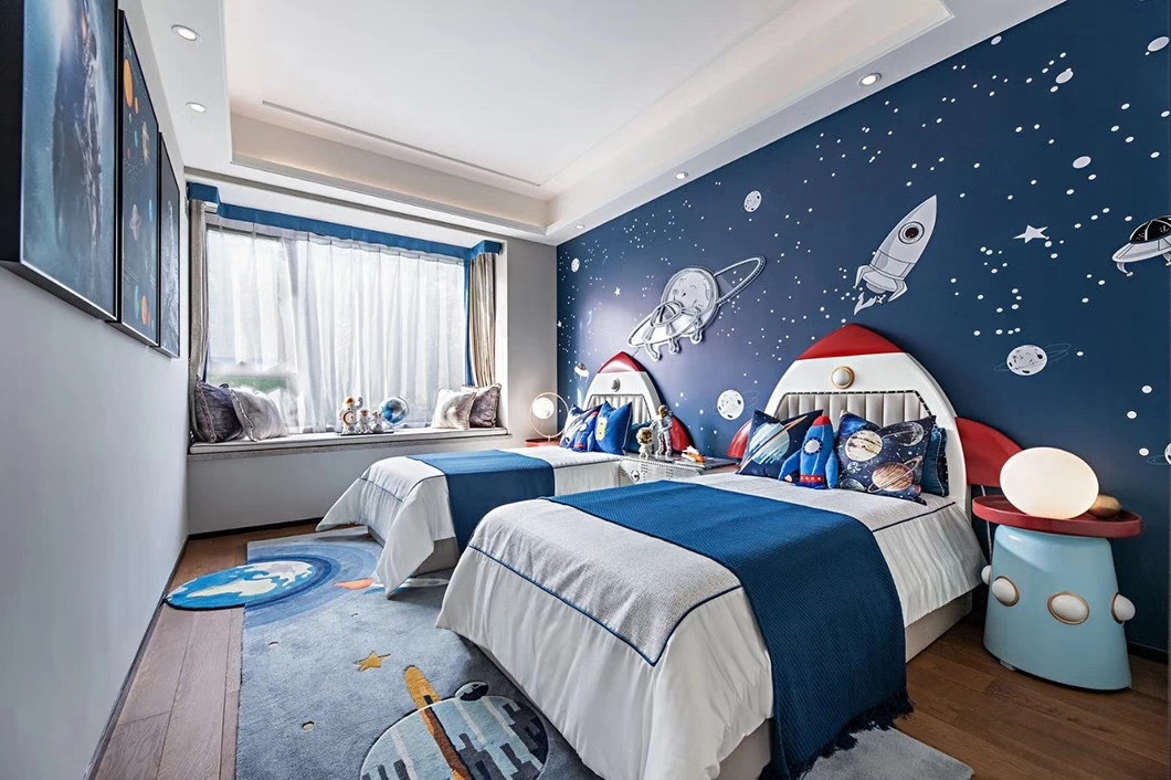 儿童房以太空主题打造，壁纸、床品、地毯均为主题设计，视觉上充满童趣感。