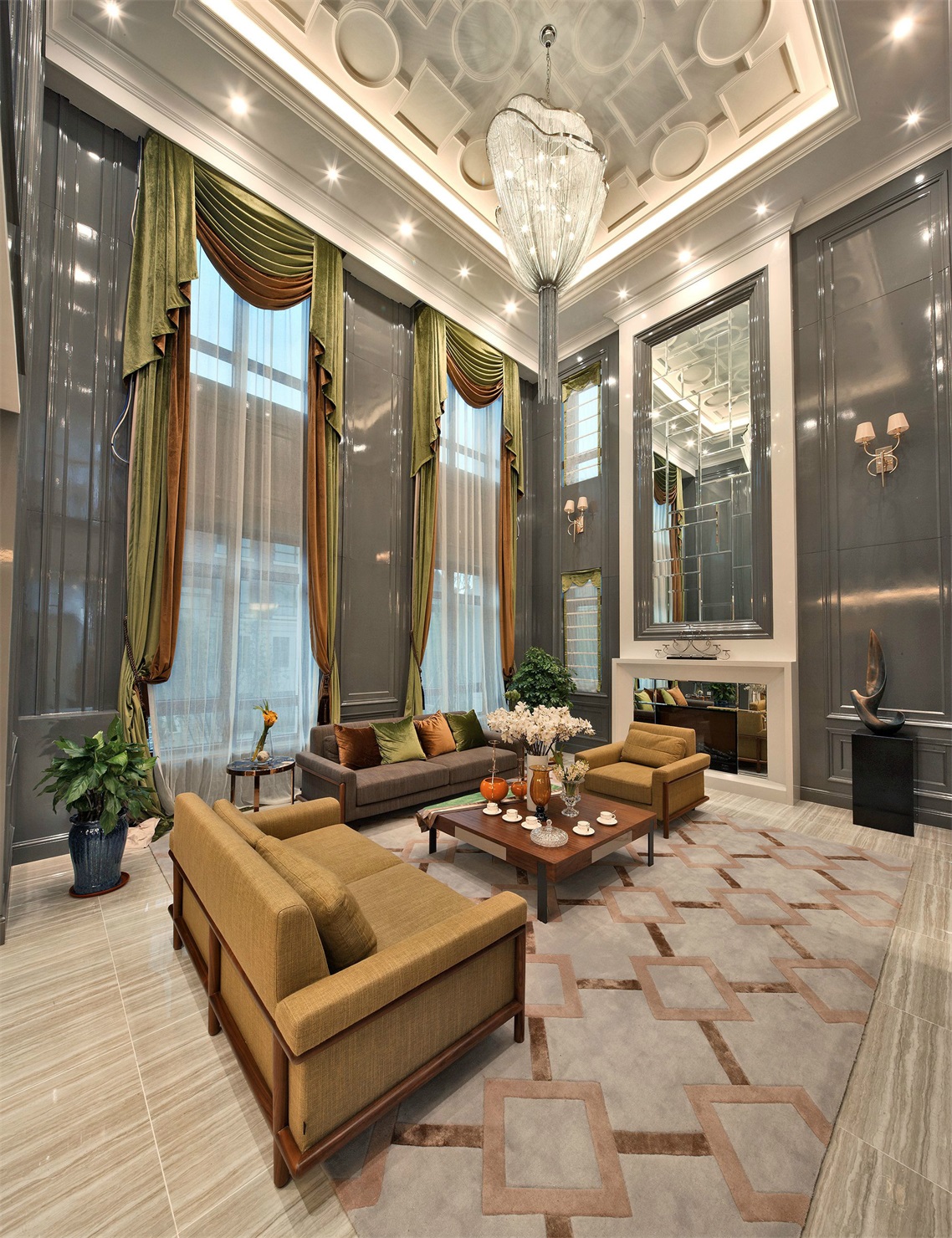 整个客厅的布置以休闲与聊天功能为主，天花造型贵气典雅，让空间显得更加美观大气。