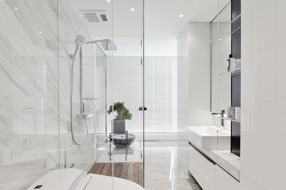 卫生间以白色作为主基调，干湿分离设计给空间平添一抹明亮的质感。