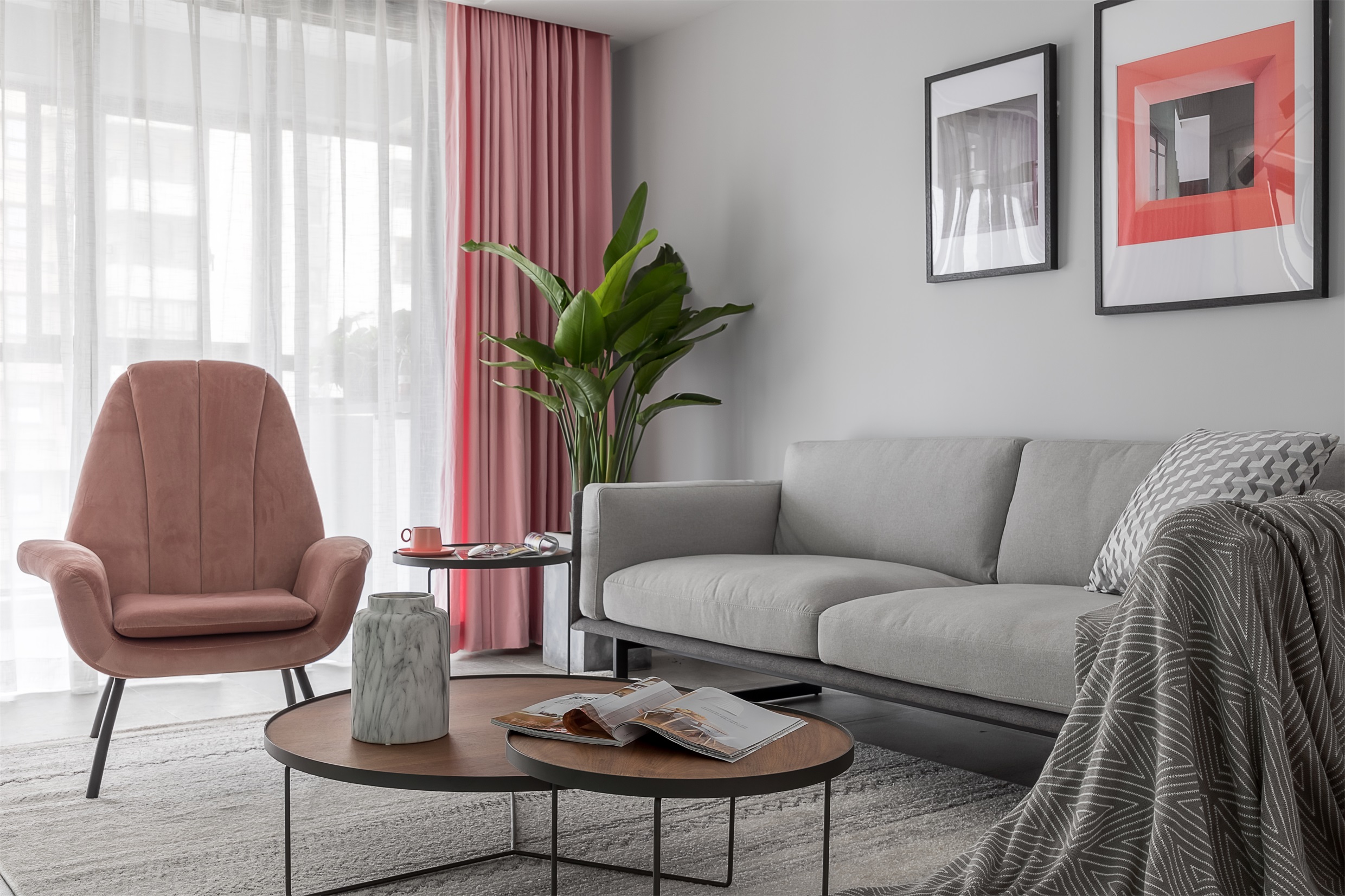 客厅灰色布艺沙发搭配粉色座椅,营造出自然写实的脉络和色彩,治愈氛围