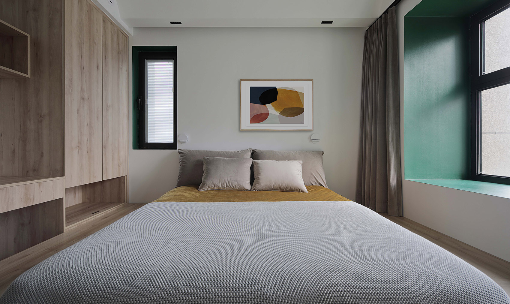 主卧设计师用现代美学的态度，以色块的形式填充空间，营造出舒适的生活氛围。