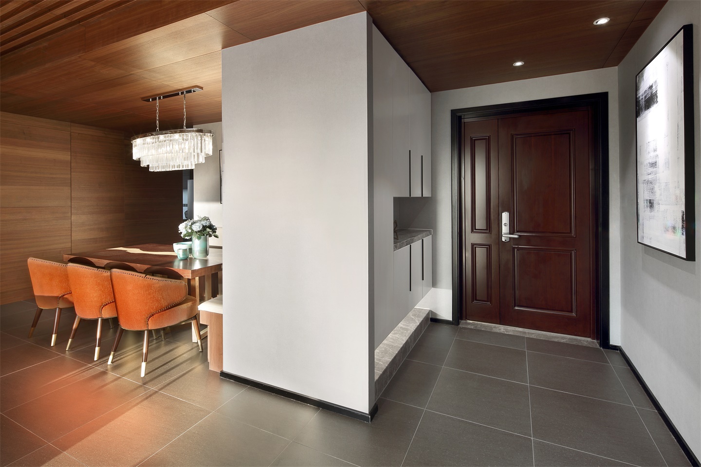玄关处增加净色储物柜，提升空间美感之余巧妙作为空间隔断，有效增加空间舒适度。