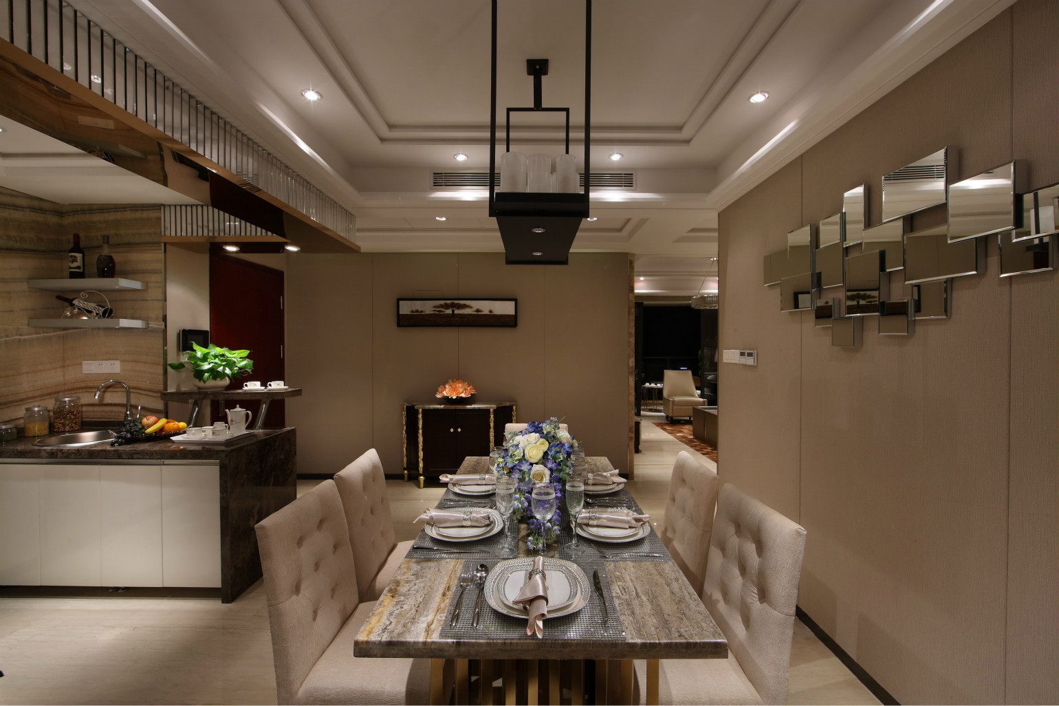 餐厅沿用米色为基调，家具的设计上以白色为主，空间显得非常通透明亮。