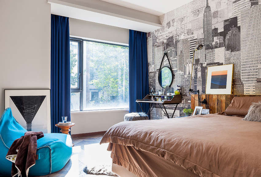 主卧空间选用低饱和度色调，背景墙文艺感十足，打造出温和舒适的睡眠空间。