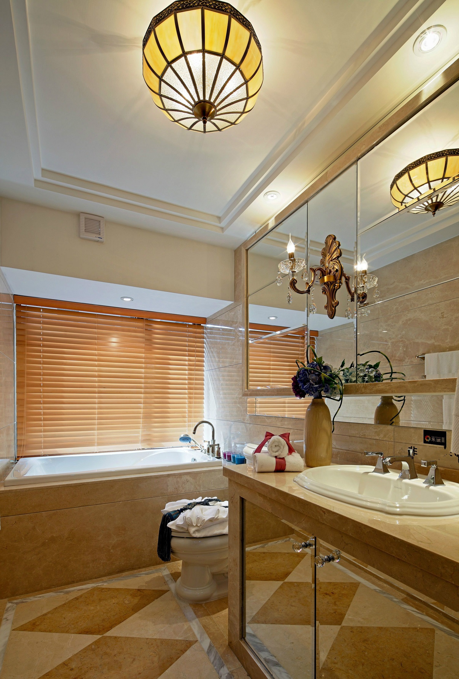 一进卫生间便能感受到光影的变换，木质洗手柜搭配米色洗手台，与空间高度融合。