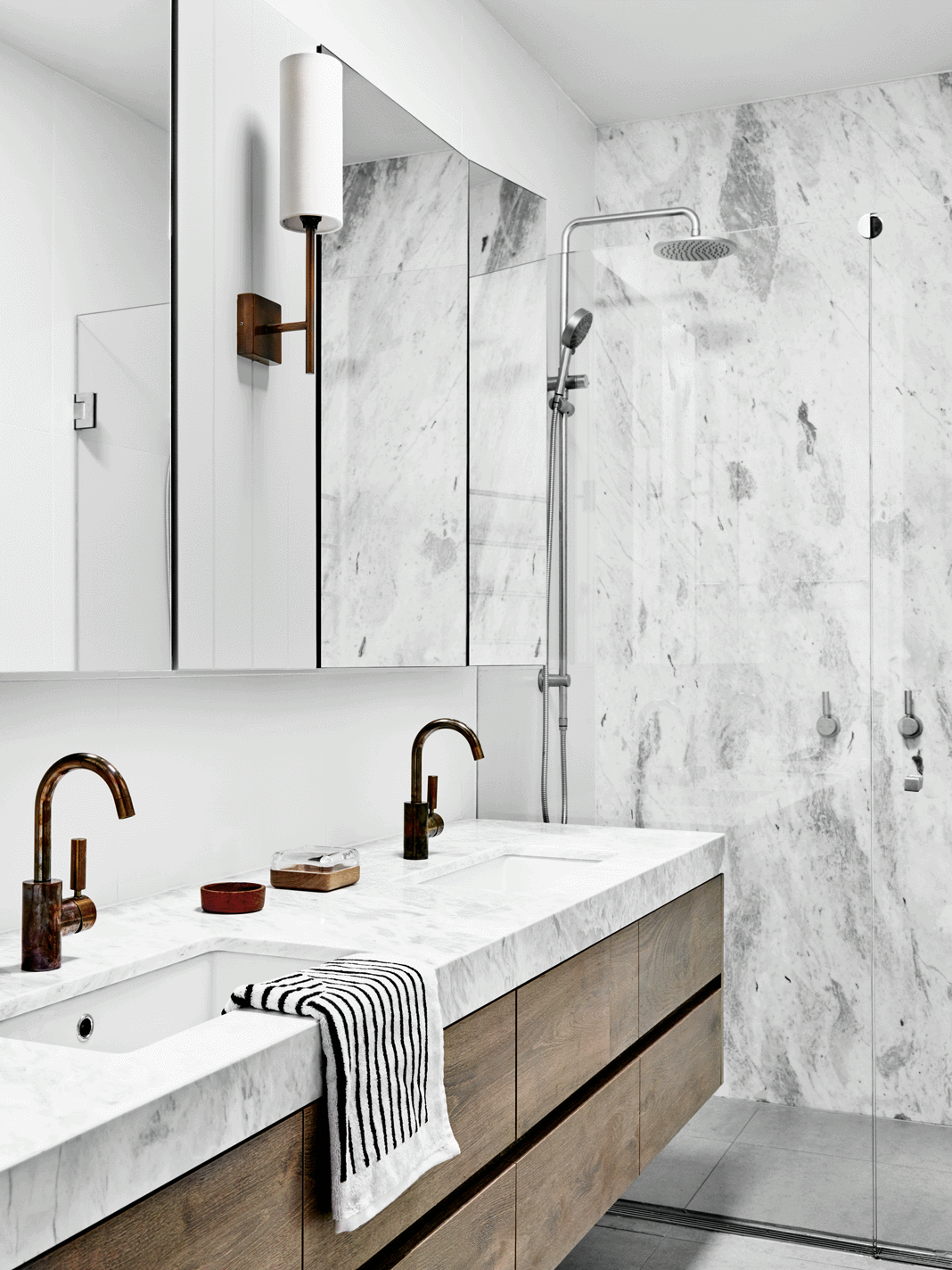 卫浴空间以白色大理石为主题，搭配灯光的渲染，营造出素雅时尚的氛围。