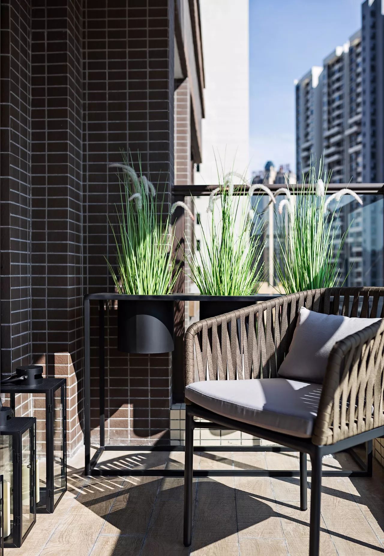 阳台方面设计师使用藤椅、绿植进行设计，质感大气，提升了家装档次。