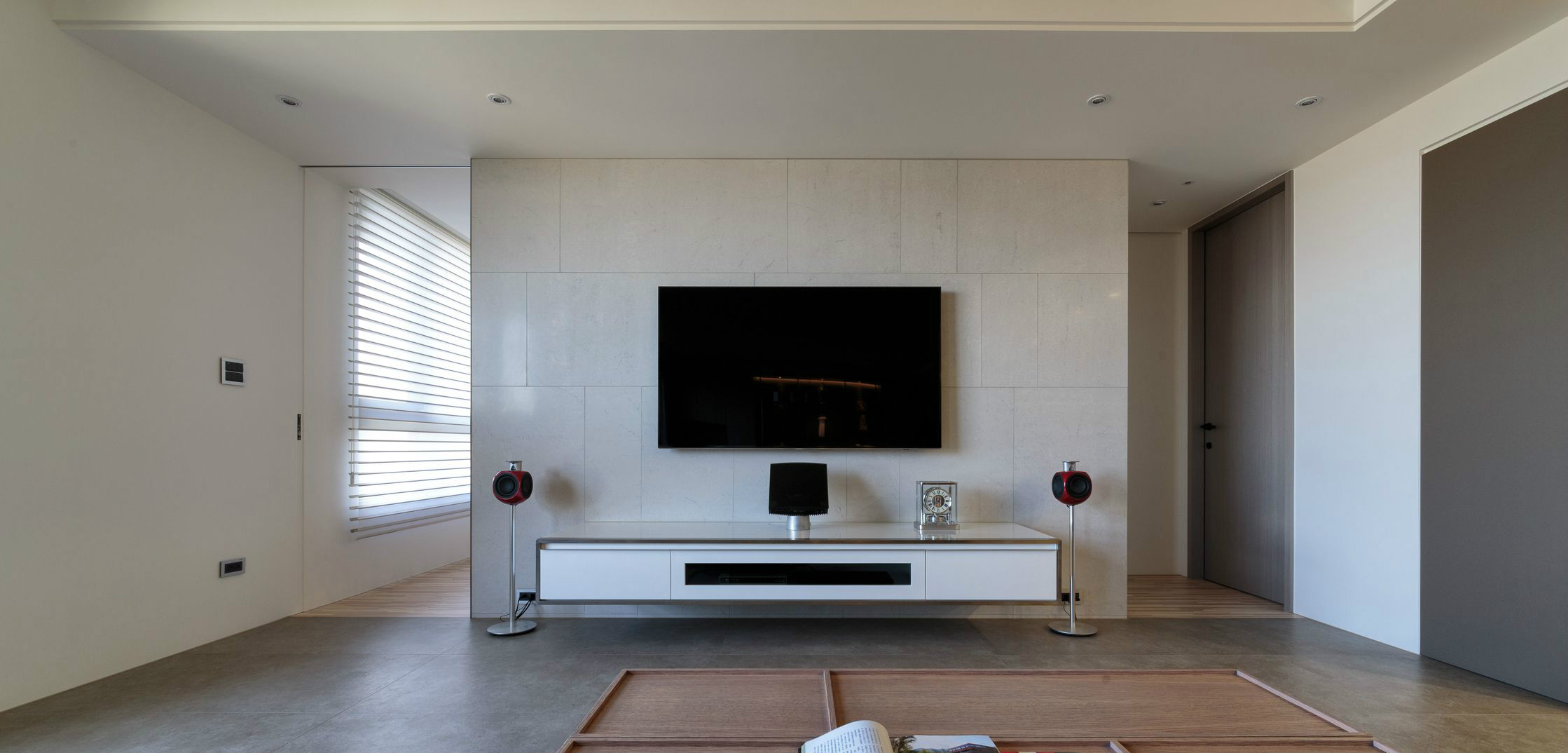 客厅背景墙设计简单，让人倍感舒适，黑色挂式电视机成为色彩点缀，满满的质感。