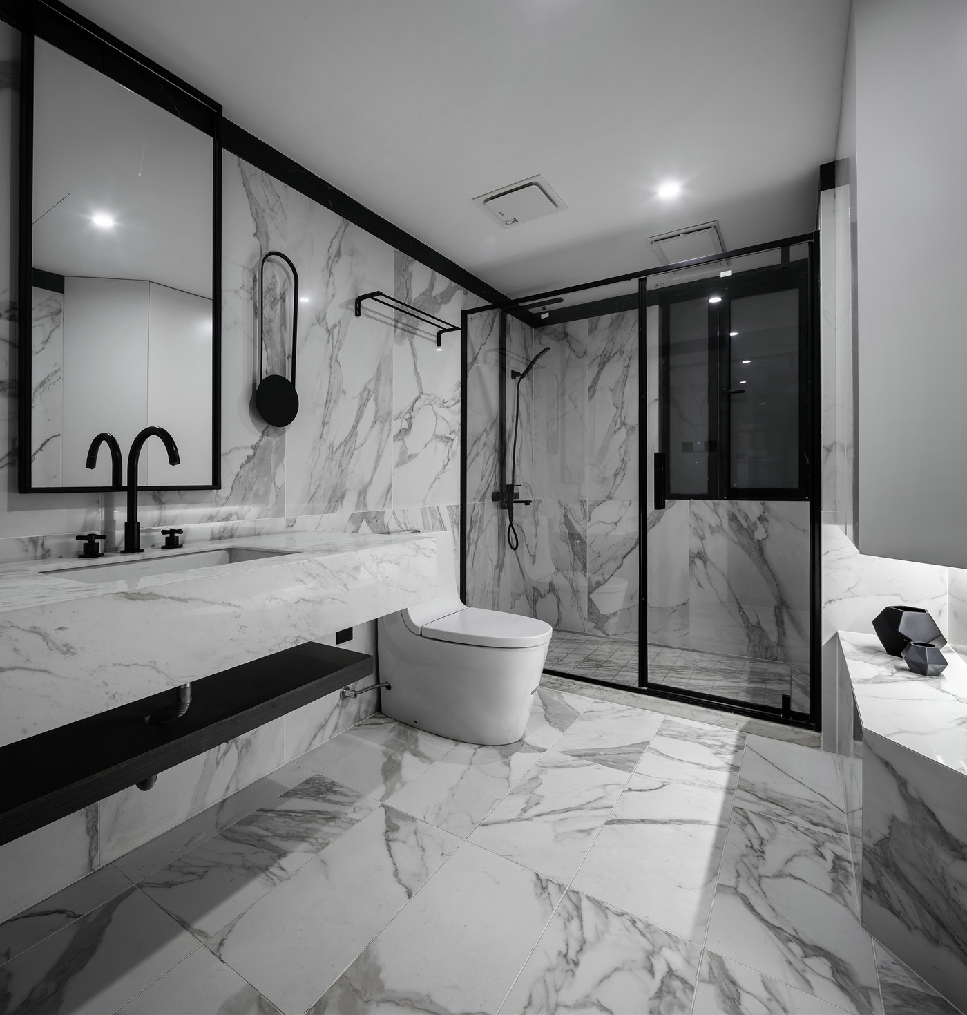 卫浴空间将简约运用到极致，墙面与地面选择同款大理石铺贴，营造出清爽的空间感。