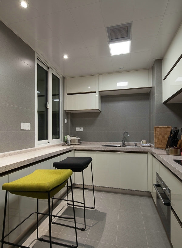 厨房做了常见的U型结构，但在细微之处却有所区分，一侧的处理台更加窄细，为活动空间预留出更多位置。