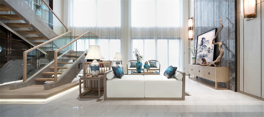 客厅宽敞大气，中式白色沙发配以蓝色抱枕，呈现出馥郁沁人的美感。