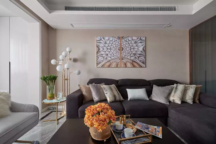 沙发墙的装饰画吸引了视线的聚焦，配合沙发旁生动有趣的铜座落地灯，给客厅空间带来更多的可观性和活跃度。