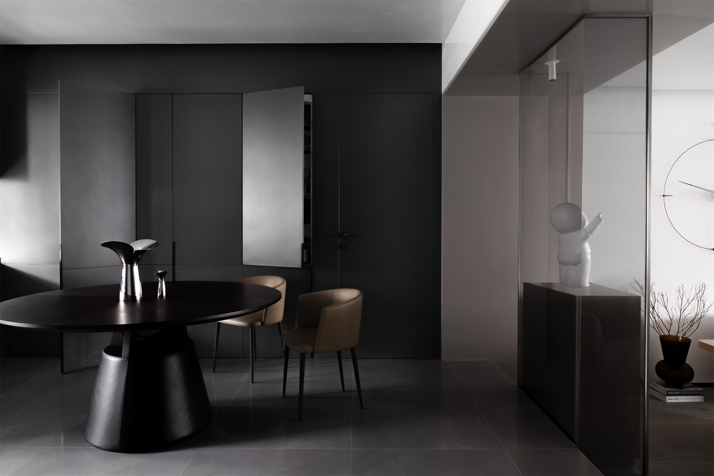 黑色背景墙搭配褐色餐桌，餐厅空间带来一种简约舒适而端庄的氛围。