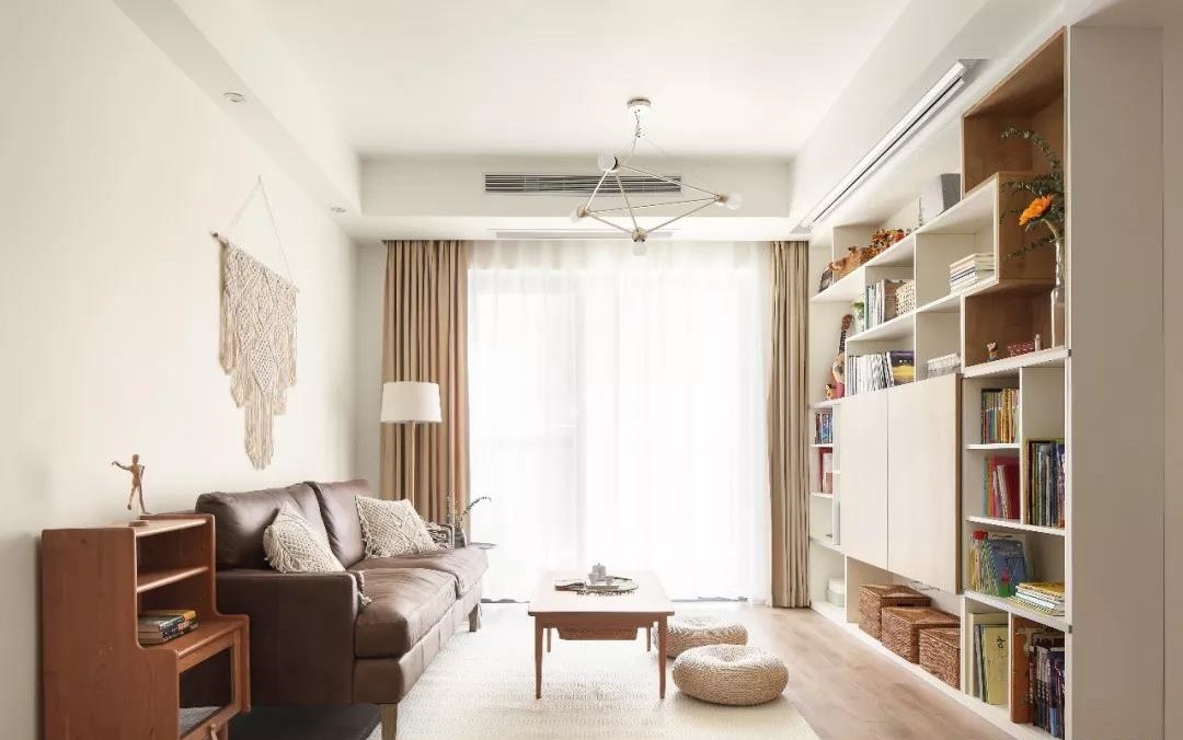 客厅的色彩搭配以白色和原木为主色，局部使用白色点缀空间，整体色感温润治愈。