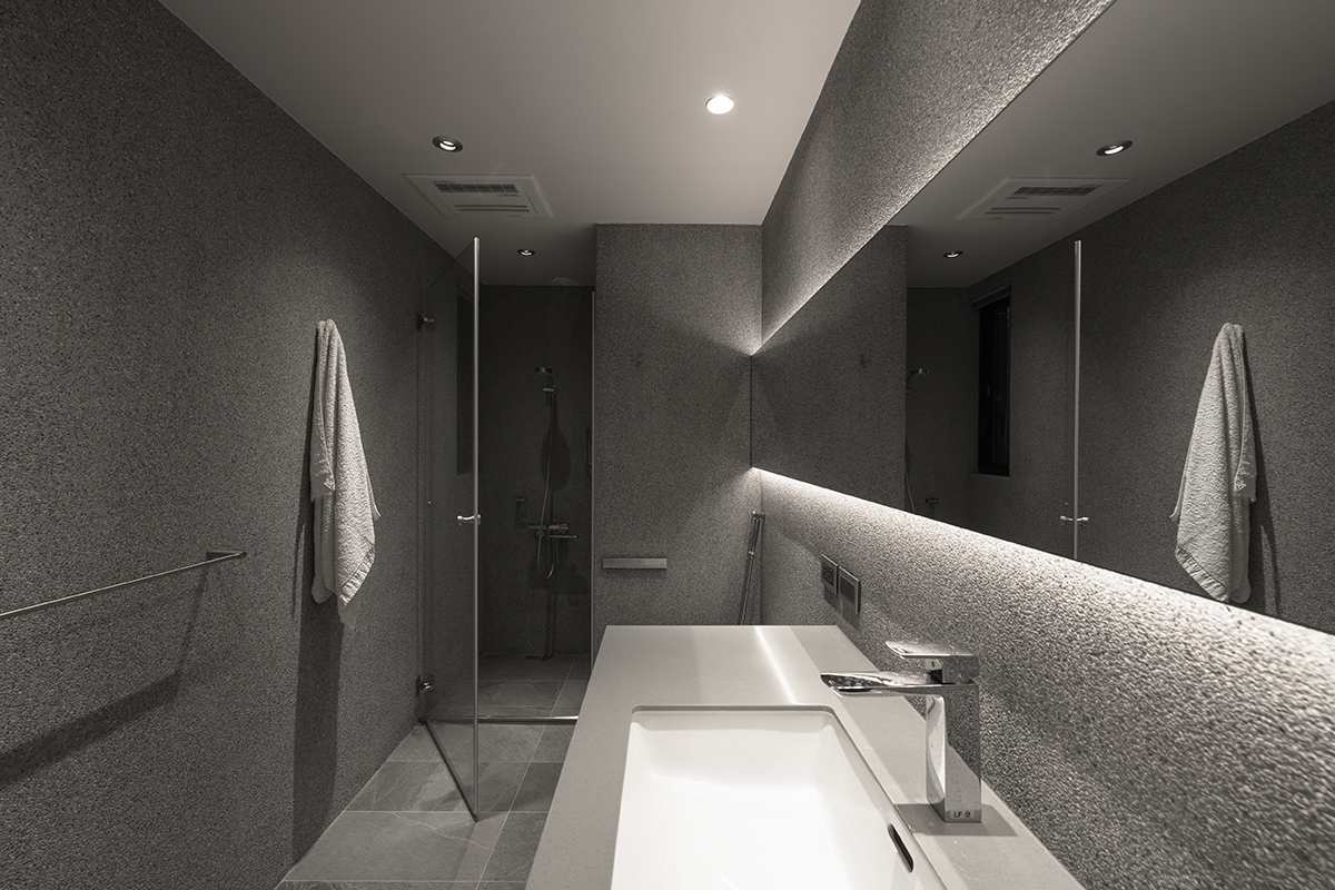 最大化地利用了照明设计来美化现有空间，使灰色卫生空间格调凸显。
