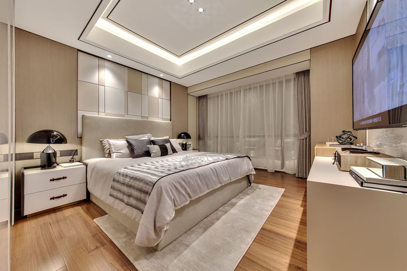 主卧强调舒适性，柔和的光线为卧室营造出静谧的氛围，令人心安。