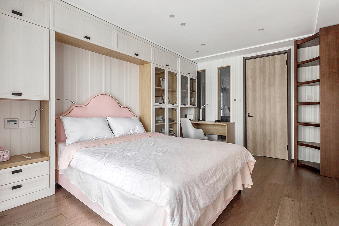 侧卧背景墙收纳能力强，简洁明朗的线条彰显出空间的现代时尚气息。