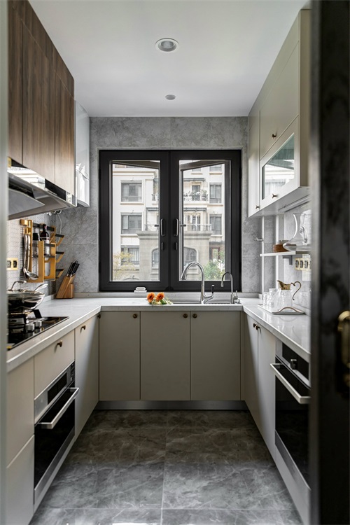 米色的橱柜搭配白色工作台呈现出简约秀逸的烹饪空间，舒适而有品位，彰显品质。